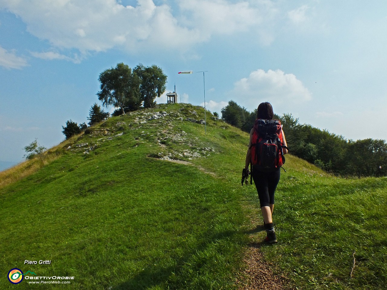 12 Salendo in vetta al Monte Poieto.JPG